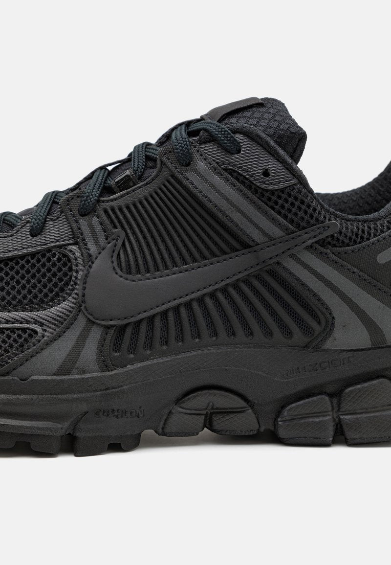Nike Zoom Vomero 5 – Sneakers Premium Triple Black