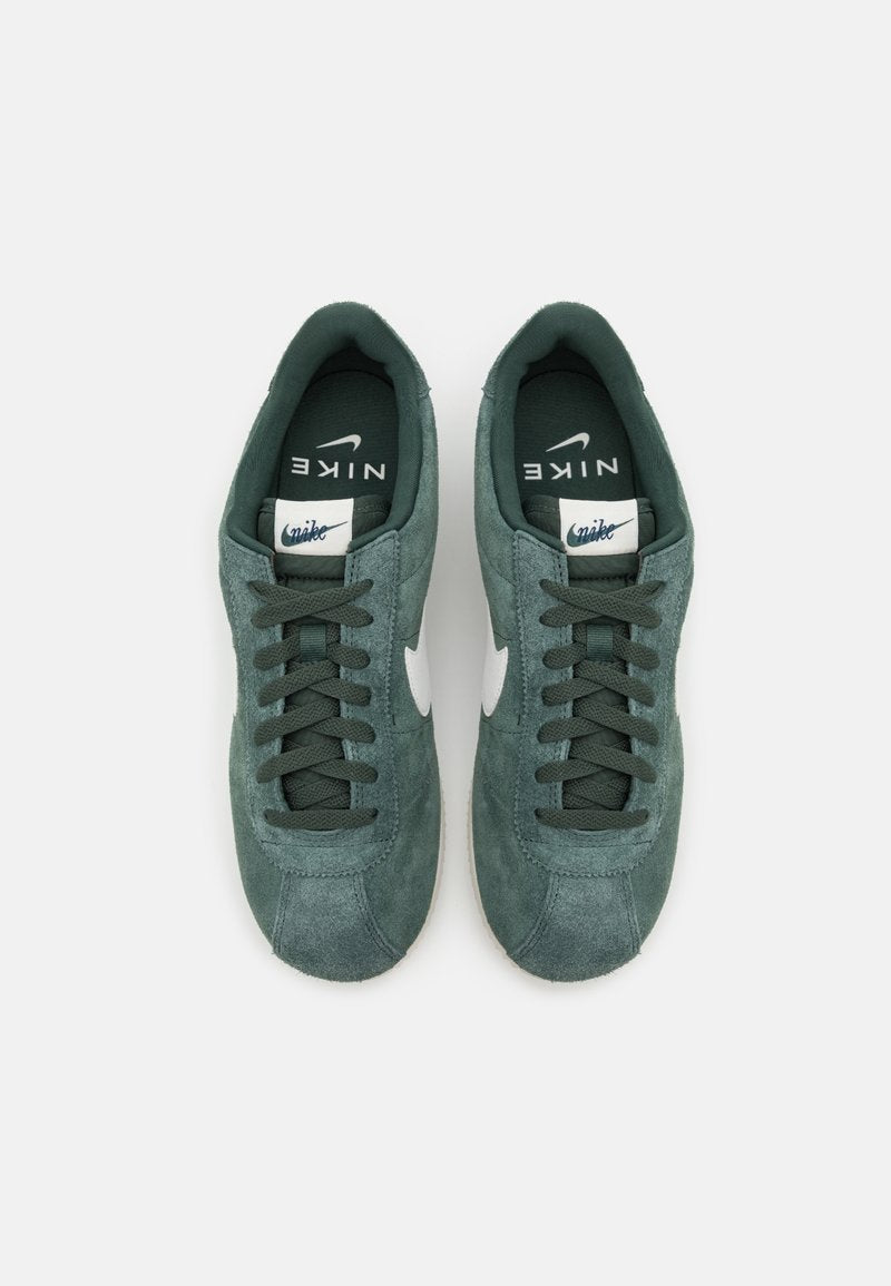 Nike Sportswear Dark Green – Sneakers Premium Vert Foncé | Style Streetwear & Confort Quotidien