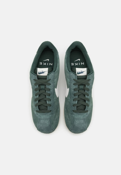 Nike Sportswear Dark Green – Sneakers Premium Vert Foncé | Style Streetwear & Confort Quotidien