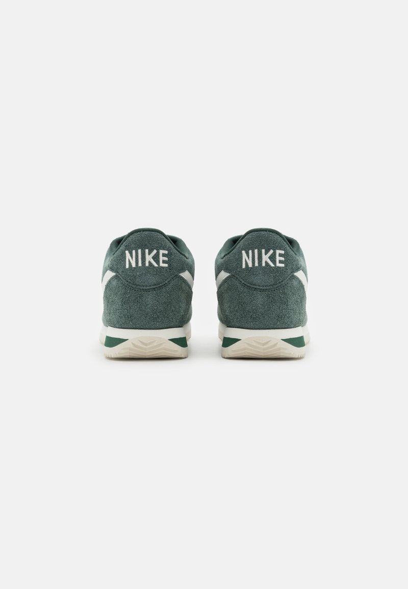 Nike Sportswear Dark Green – Sneakers Premium Vert Foncé | Style Streetwear & Confort Quotidien