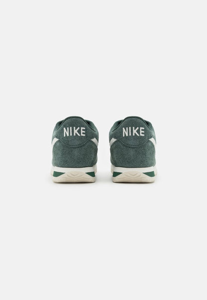 Nike Sportswear Dark Green – Sneakers Premium Vert Foncé | Style Streetwear & Confort Quotidien