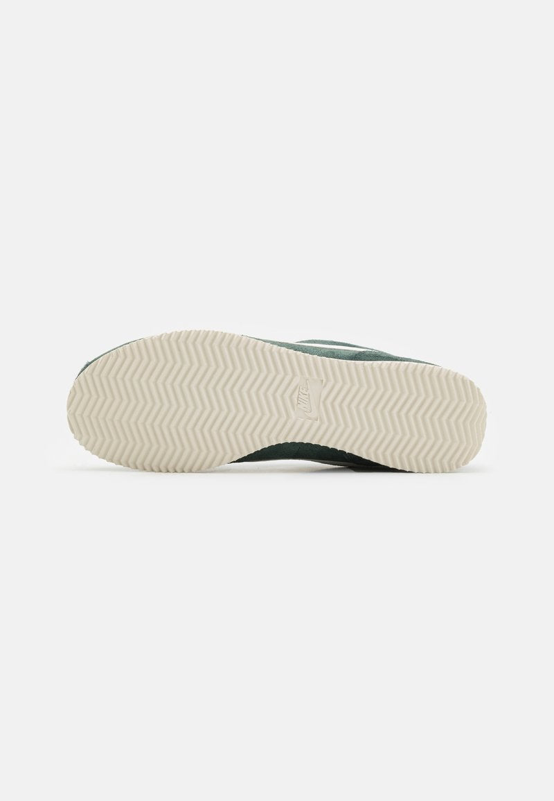 Nike Sportswear Dark Green – Sneakers Premium Vert Foncé | Style Streetwear & Confort Quotidien