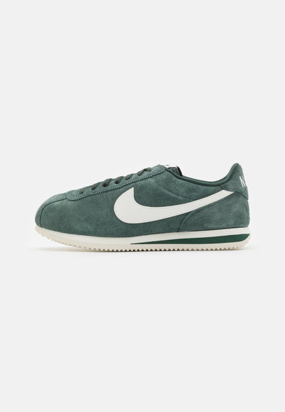 Nike Sportswear Dark Green – Sneakers Premium Vert Foncé | Style Streetwear & Confort Quotidien