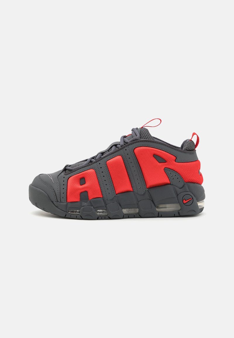 Nike Air More Uptempo Low – Sneakers Premium Gris Foncé, Rouge Crimson & Argent Métallisé | Style Basketball Iconique