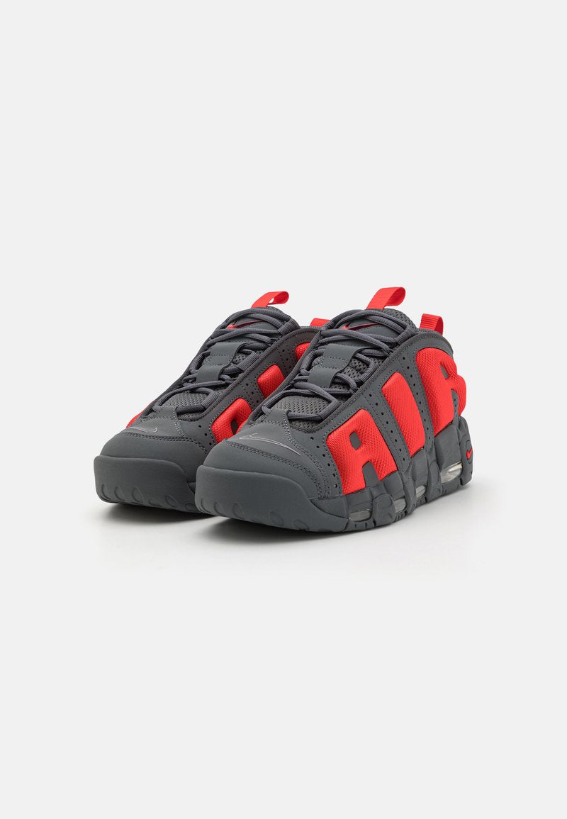 Nike Air More Uptempo Low – Sneakers Premium Gris Foncé, Rouge Crimson & Argent Métallisé | Style Basketball Iconique