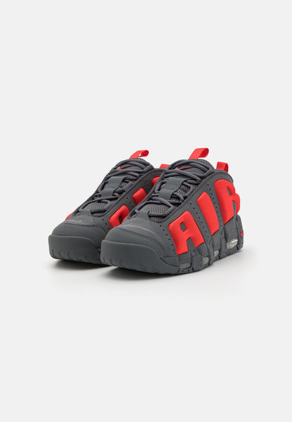 Nike Air More Uptempo Low – Sneakers Premium Gris Foncé, Rouge Crimson & Argent Métallisé | Style Basketball Iconique