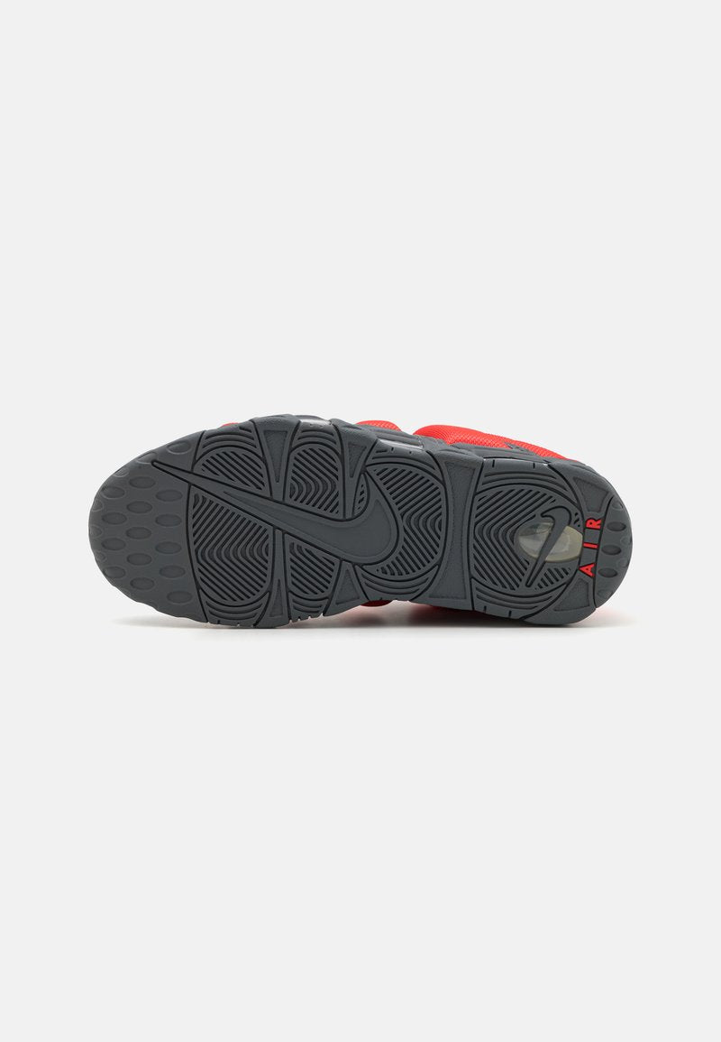 Nike Air More Uptempo Low – Sneakers Premium Gris Foncé, Rouge Crimson & Argent Métallisé | Style Basketball Iconique